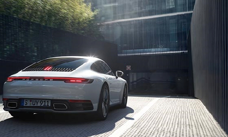 ดีไซน์ภายหลัง Porsche 911 Carrera 4 