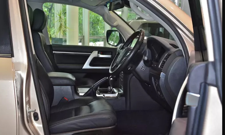 ดีไซน์ภายในของ Toyota Land Cruiser VX200 2