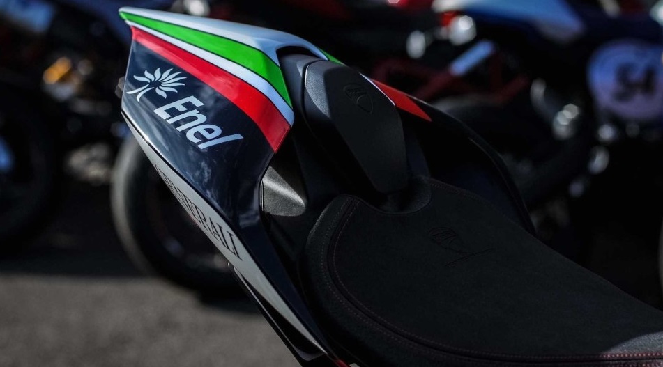 Nicky-Hayden-Ducati-Panigale-V4-tribute-08