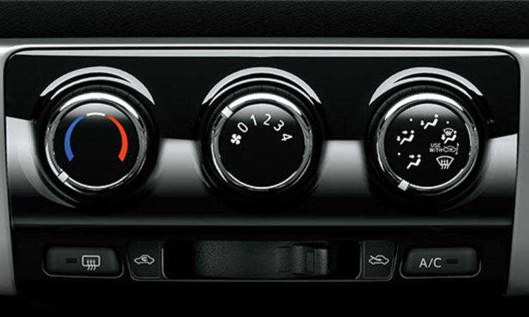 Toyota Yaris L Hatchback เครื่องยนต์เบนซิน 1.5 มีซันรูฟ ที่ประเทศจีน 11 ปุ่มเปิดิดแอร์ Toyota Yaris L Hatchback
