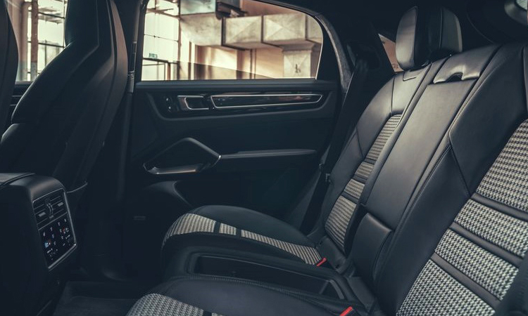 เบาะหลัง Porsche Cayenne e-hybrid Coupe’ 