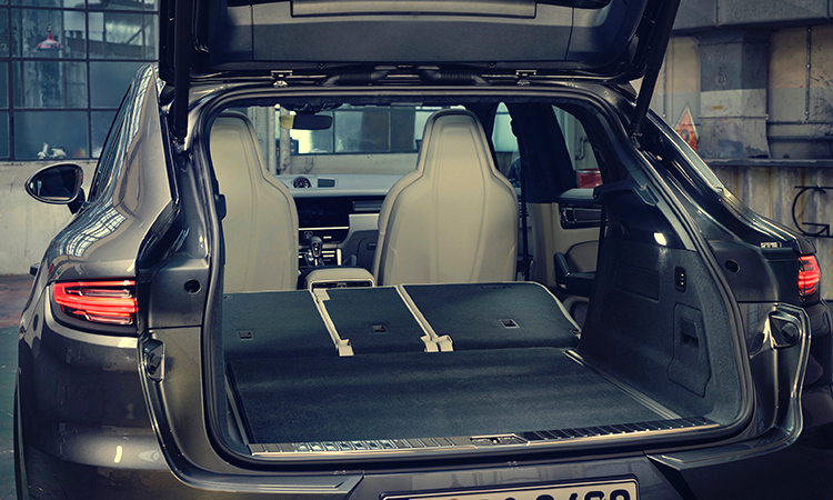 Porsche Cayenne e-hybrid Coupe’ ราคาเริ่มต้นที่ 6.5 ล้านบาท (นำเข้า CBU) 7 ด้านหลัง Porsche Cayenne e-hybrid Coupe