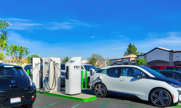 EVgo สถานีชาร์จรถยนต์ไฟฟ้าอย่างเร็วสาธารณะ กำลังเพิ่มขั้วต่อของ Tesla