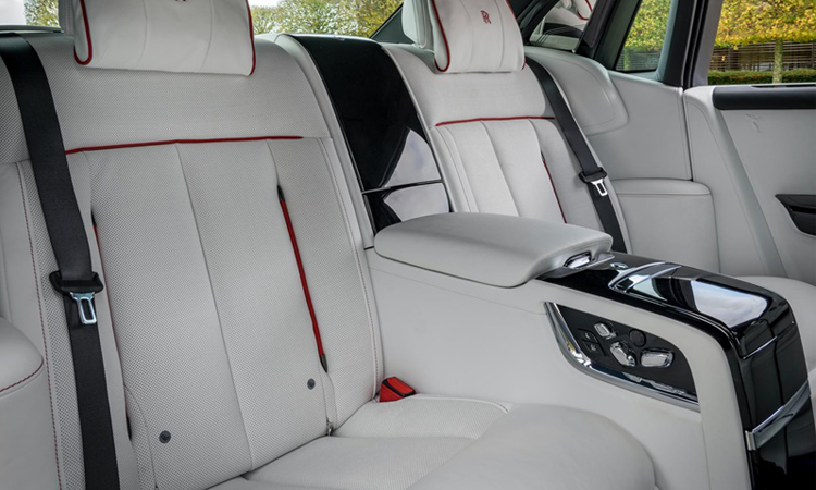 เบาะหลัง Rolls-Royce Red Phantom