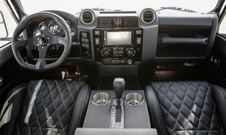 ภายในLand Rover Defender Blackcom