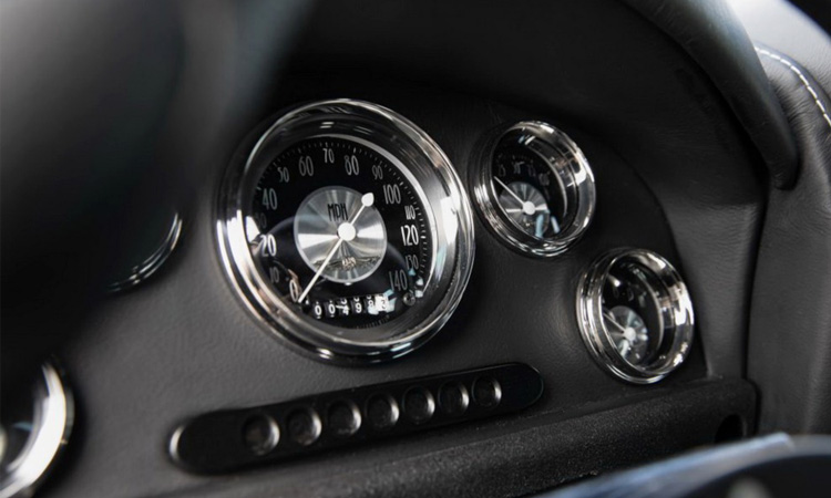 เรือนไมล์Land Rover Defender Blackcom