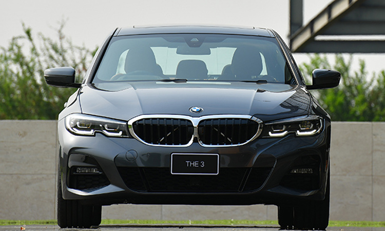 ด้านหน้า BMW 330e M Sport (Plug-in Hybrid)